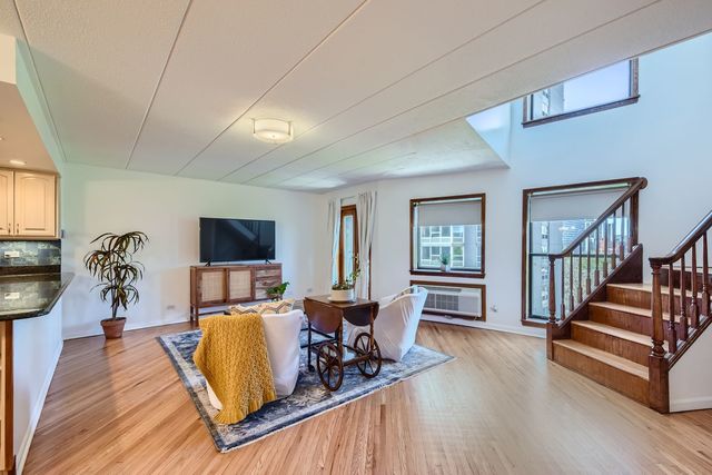 711 W Gordon Terrace 701, Chicago, IL 60613