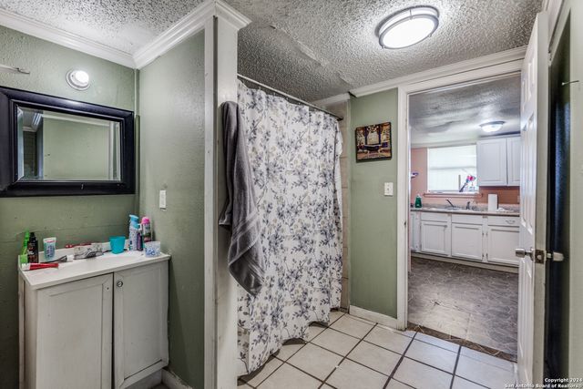 1002 LEE HALL, San Antonio, TX 78201