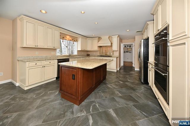 513 Lydia Lane, Wyckoff, NJ 07481