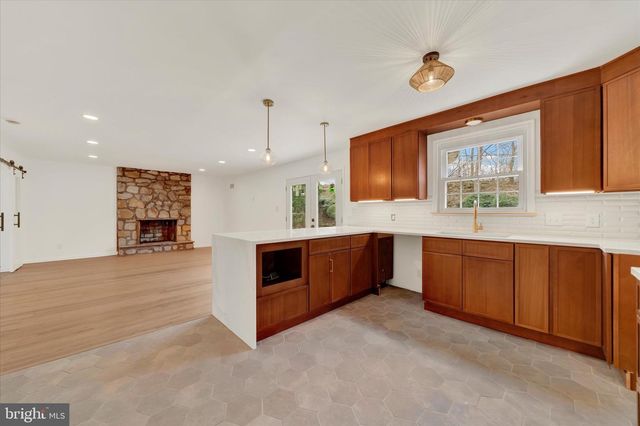 658 W ROLLING RD, Springfield, PA 19064