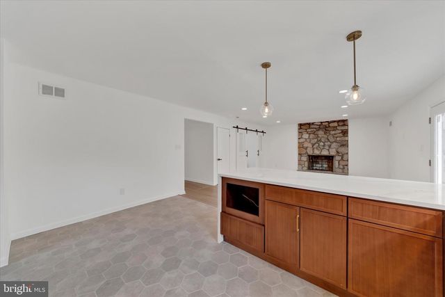 658 W ROLLING RD, Springfield, PA 19064