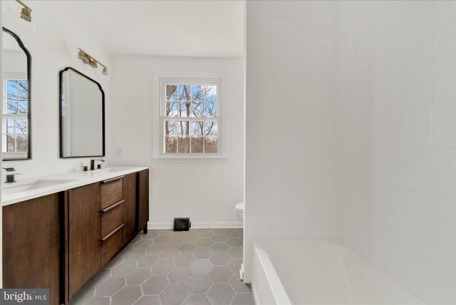 658 W ROLLING RD, Springfield, PA 19064