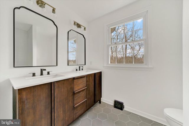 658 W ROLLING RD, Springfield, PA 19064