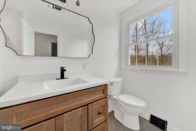 658 W ROLLING RD, Springfield, PA 19064