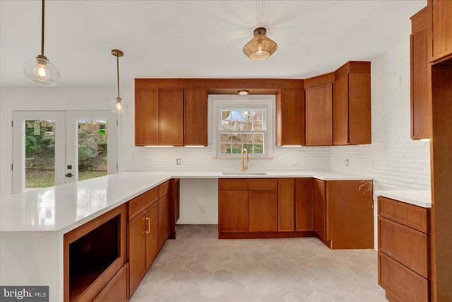 658 W ROLLING RD, Springfield, PA 19064