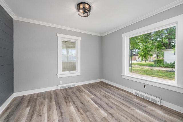 901 N Merchant St, Belle Plaine, KS 67013