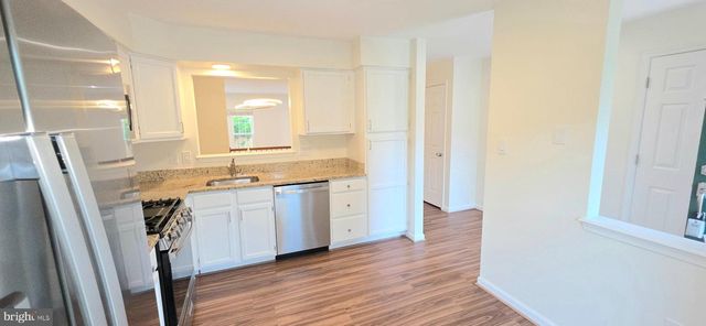 6008 RAINA DR, Centreville, VA 20120