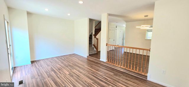 6008 RAINA DR, Centreville, VA 20120