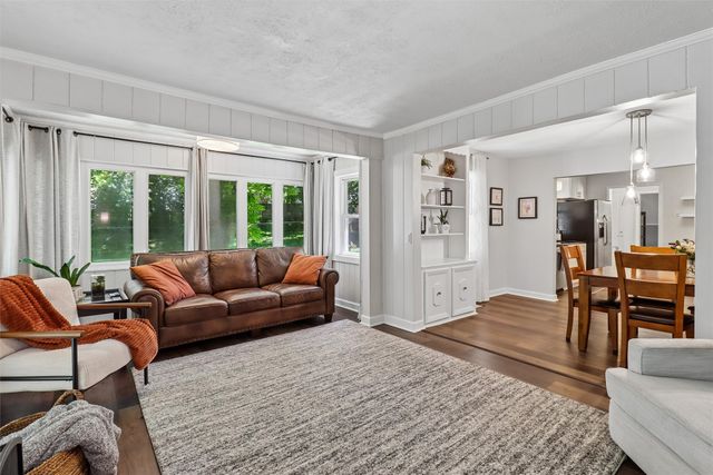 6706 Washington Avenue, Windsor Heights, IA 50324