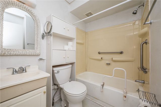 28 Penn Ave, Irwin, PA 15642