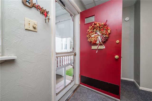 28 Penn Ave, Irwin, PA 15642