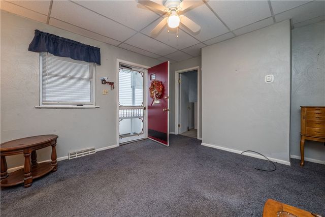 28 Penn Ave, Irwin, PA 15642