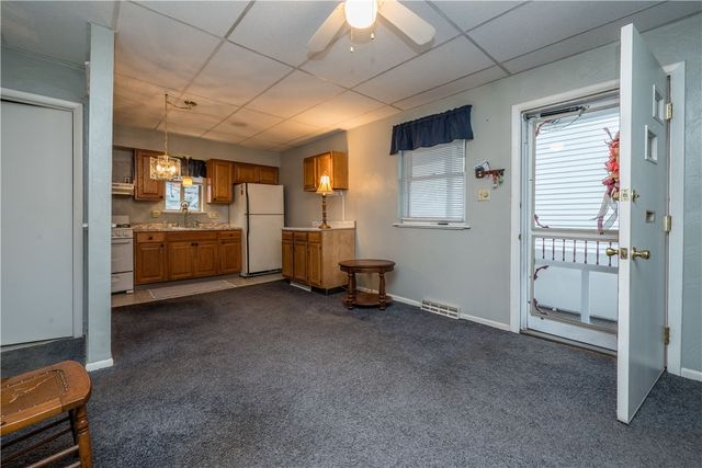 28 Penn Ave, Irwin, PA 15642