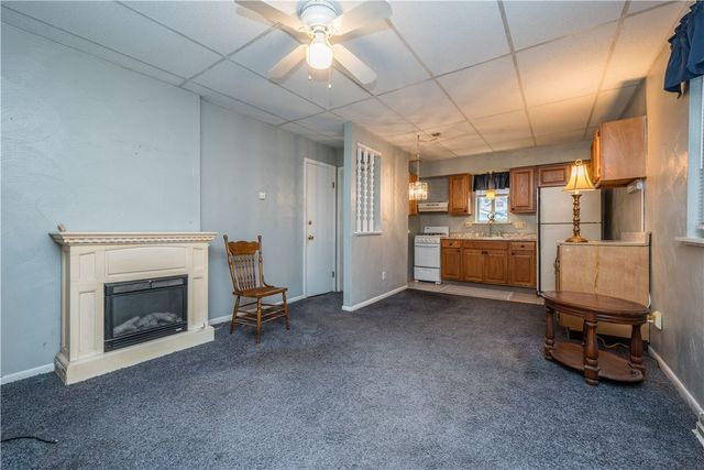 28 Penn Ave, Irwin, PA 15642