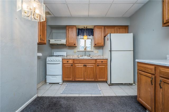 28 Penn Ave, Irwin, PA 15642