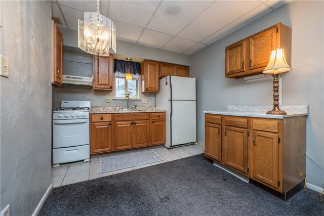 28 Penn Ave, Irwin, PA 15642