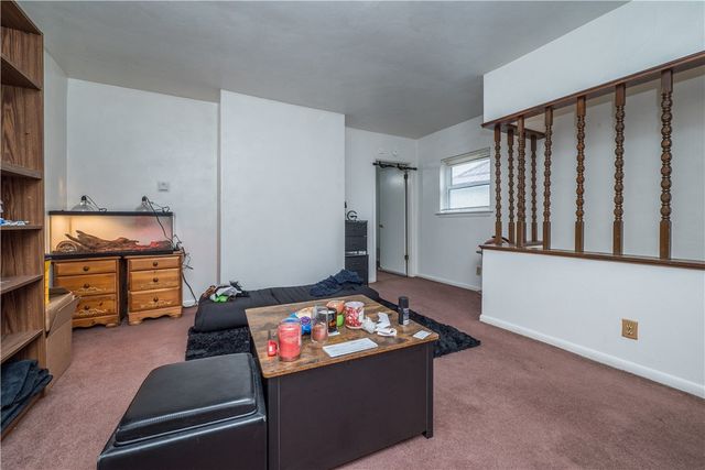 28 Penn Ave, Irwin, PA 15642