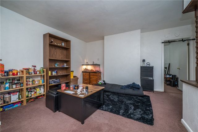 28 Penn Ave, Irwin, PA 15642