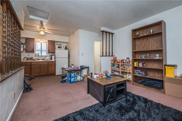 28 Penn Ave, Irwin, PA 15642