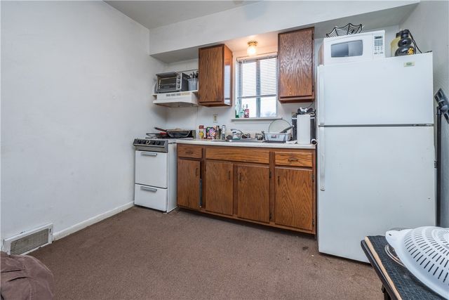 28 Penn Ave, Irwin, PA 15642