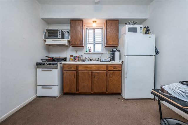 28 Penn Ave, Irwin, PA 15642