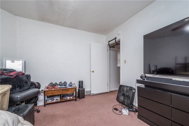 28 Penn Ave, Irwin, PA 15642