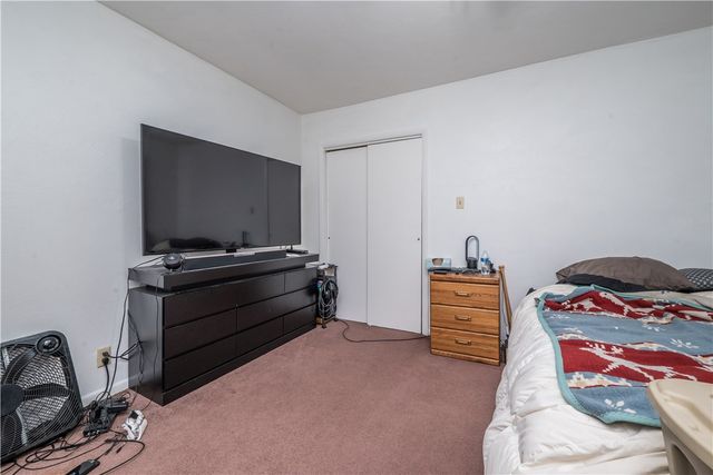 28 Penn Ave, Irwin, PA 15642