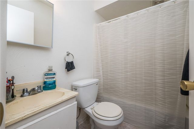 28 Penn Ave, Irwin, PA 15642