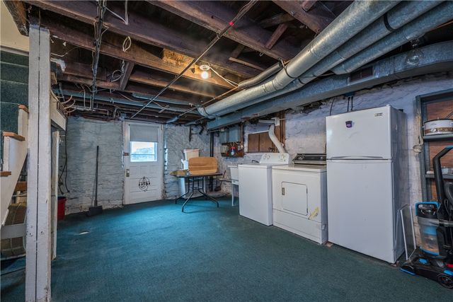 28 Penn Ave, Irwin, PA 15642