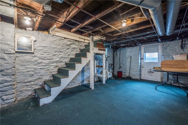 28 Penn Ave, Irwin, PA 15642