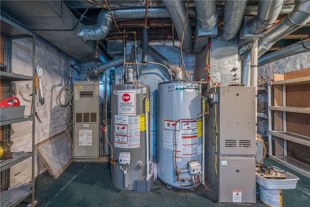 28 Penn Ave, Irwin, PA 15642