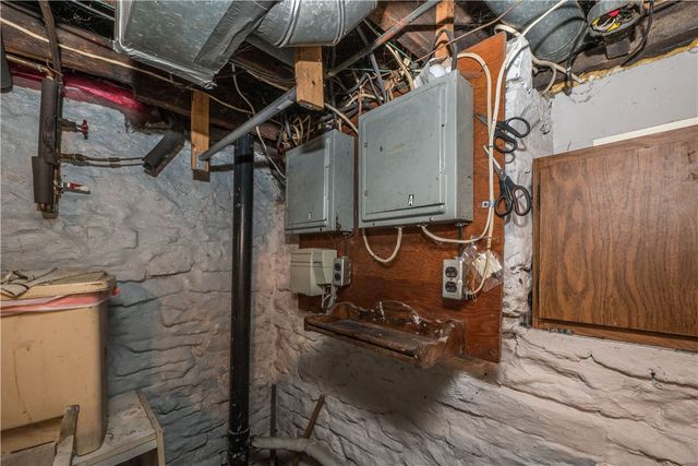 28 Penn Ave, Irwin, PA 15642