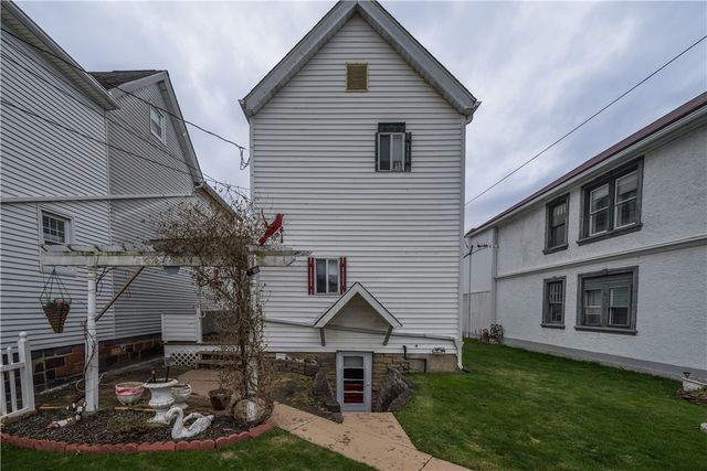 28 Penn Ave, Irwin, PA 15642