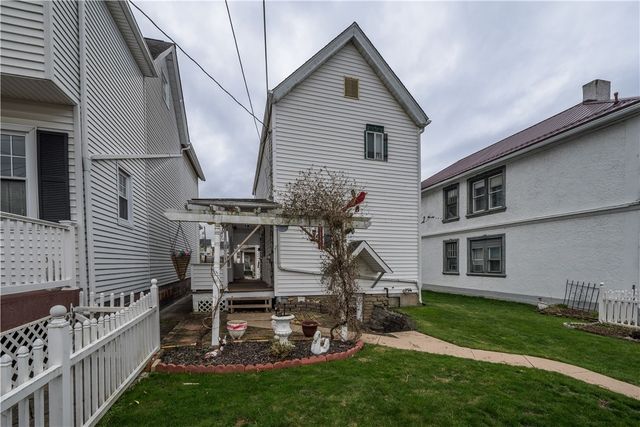 28 Penn Ave, Irwin, PA 15642