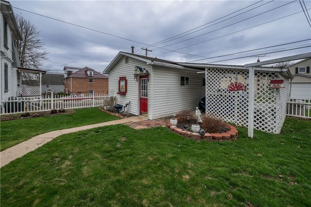 28 Penn Ave, Irwin, PA 15642