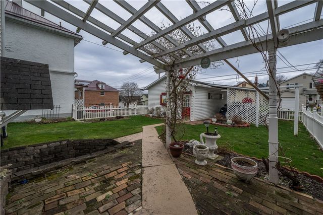 28 Penn Ave, Irwin, PA 15642