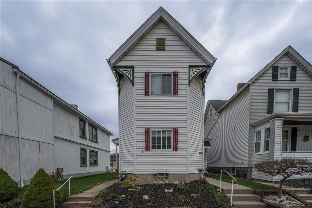 28 Penn Ave, Irwin, PA 15642