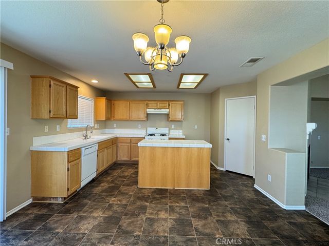 13579 Winewood, Victorville, CA 92392