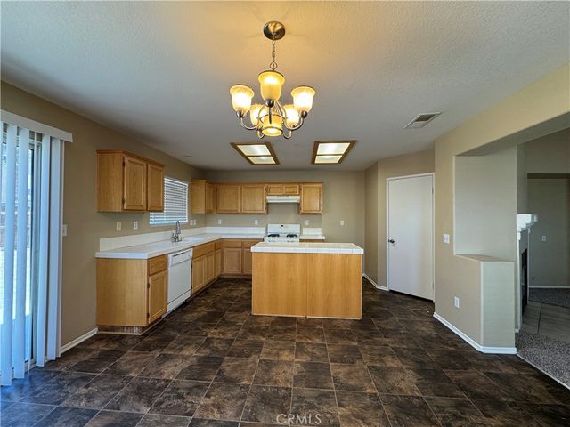 13579 Winewood, Victorville, CA 92392