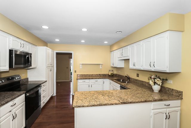 859 Saddlewood Drive, Glen Ellyn, IL 60137