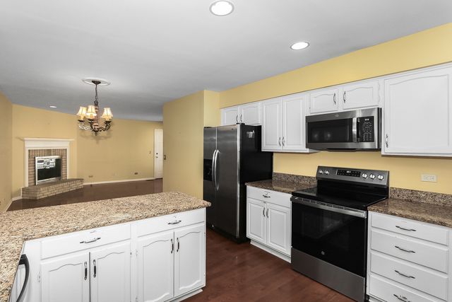 859 Saddlewood Drive, Glen Ellyn, IL 60137