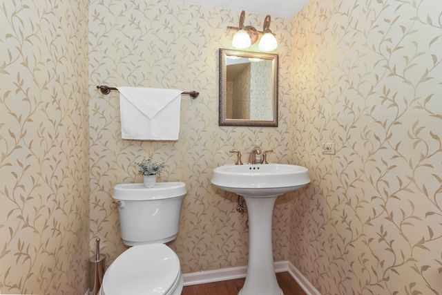 859 Saddlewood Drive, Glen Ellyn, IL 60137