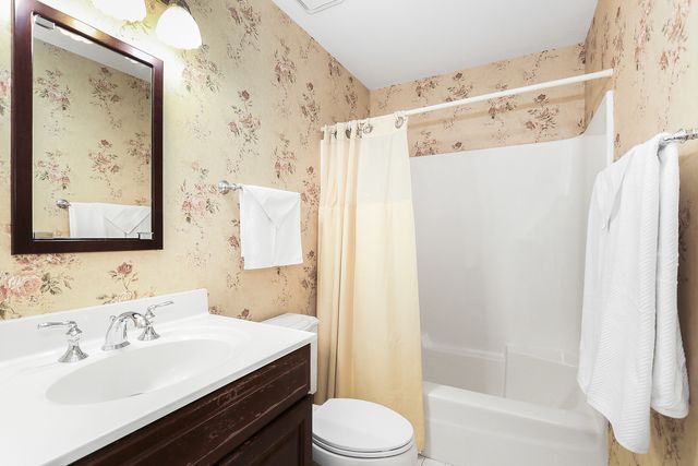 859 Saddlewood Drive, Glen Ellyn, IL 60137