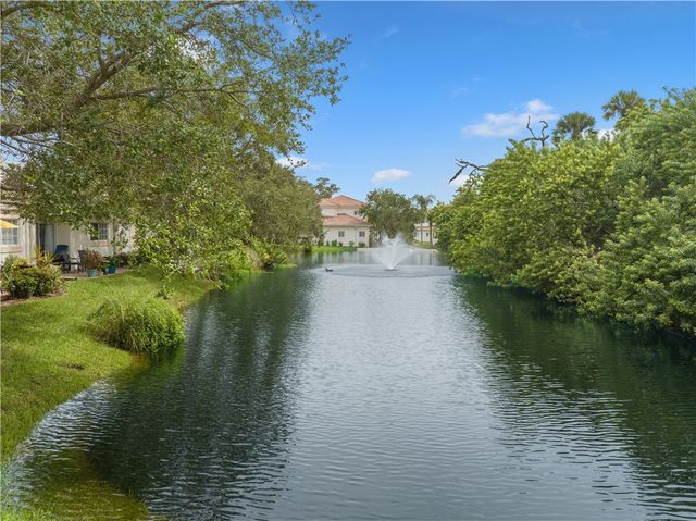 544 7th Square SW 102, Vero Beach, FL 32962