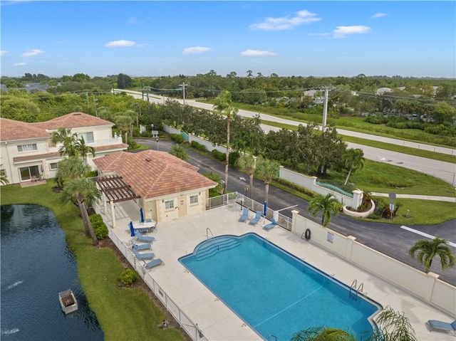544 7th Square SW 102, Vero Beach, FL 32962