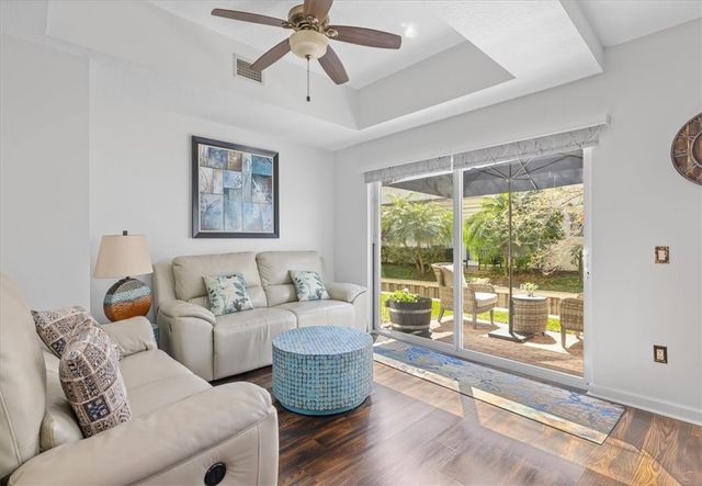 544 7th Square SW 102, Vero Beach, FL 32962