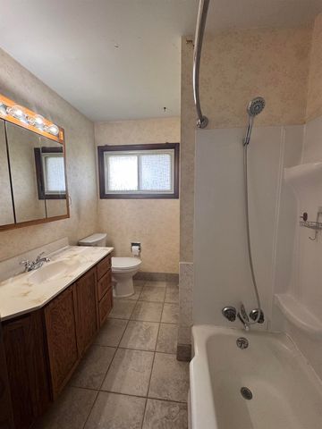 1820 SW 5th St, Minot, ND 58701