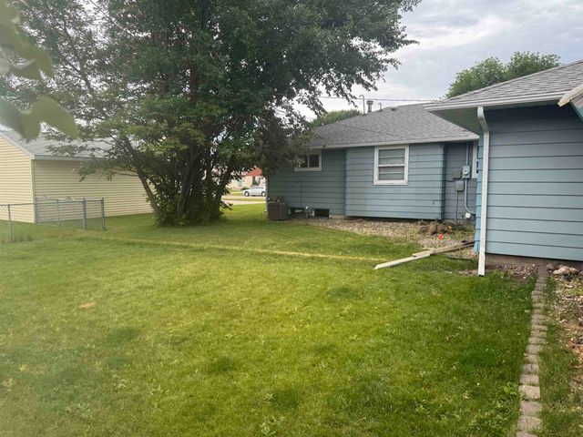 1820 SW 5th St, Minot, ND 58701