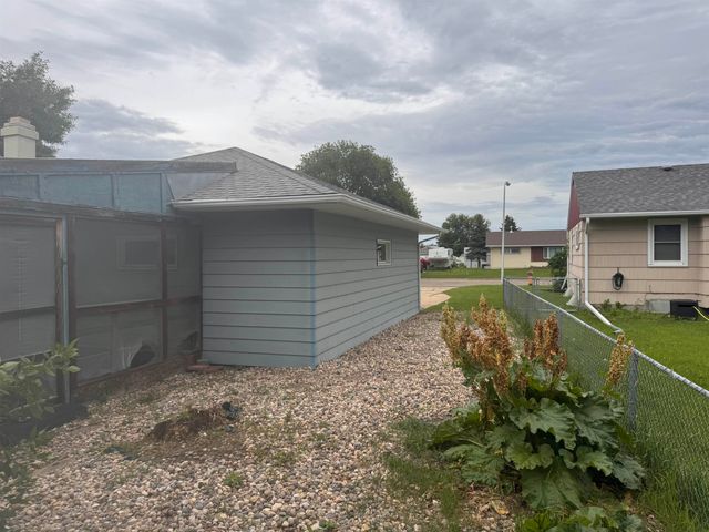 1820 SW 5th St, Minot, ND 58701