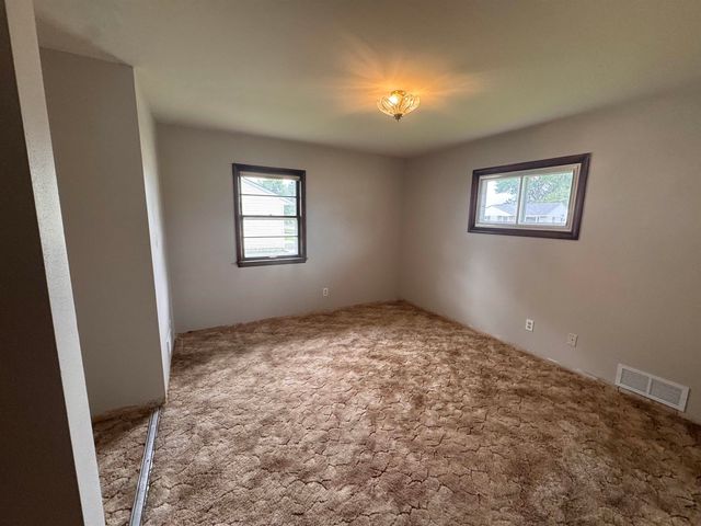 1820 SW 5th St, Minot, ND 58701